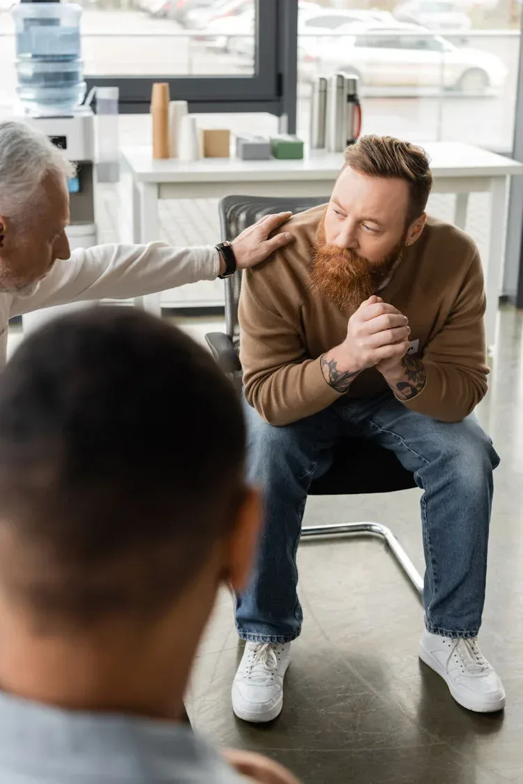 alcohol-addiction-recovery-atlanta man talking with his therapist about alcohol addiction treatment