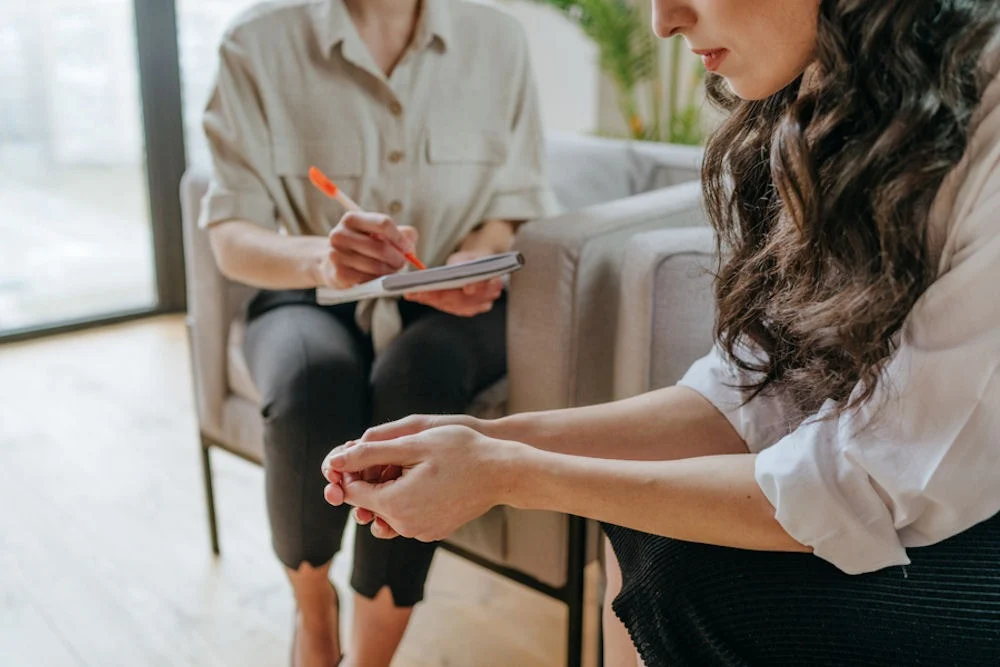 alcohol-anxiety-connection therapist explaining the connection between alcohol and anxiety disorders