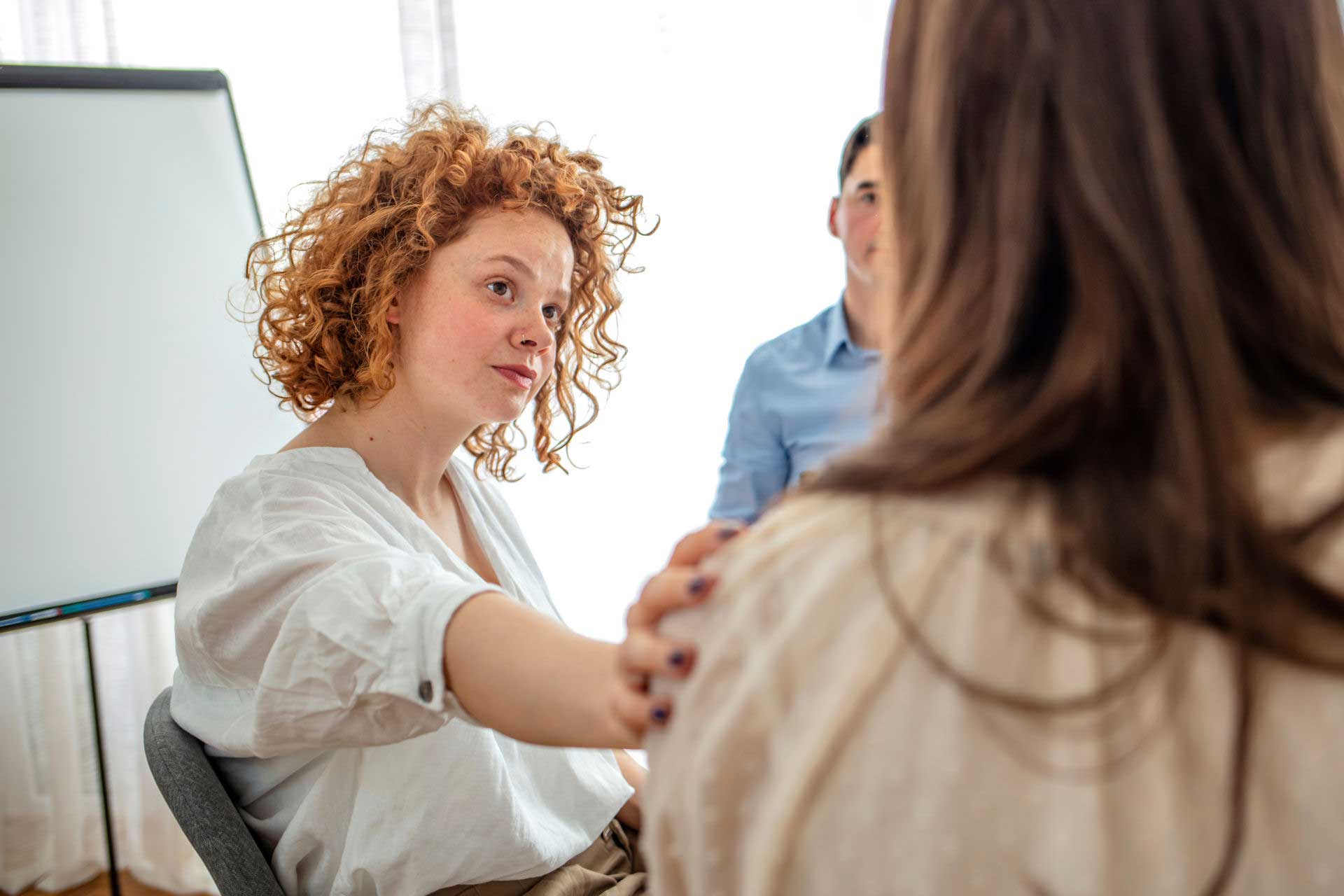 therapist discussing cocaine addiction in group therapy session