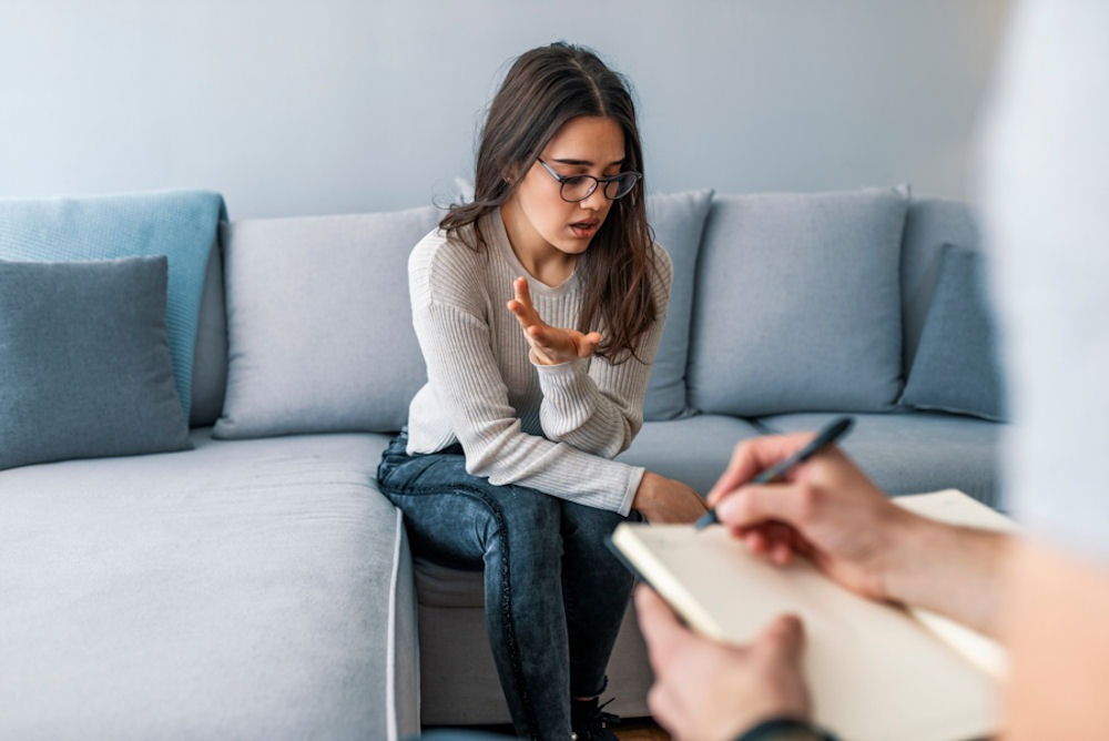 teen girl listening to therapist discussing withdrawal management session